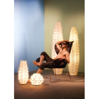 Salon zen avec lampe Cactus par slamp
